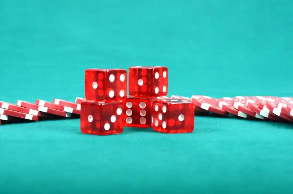 casino game মোবাইল স্ক্রিনে লাইভ ক্যাসিনো ইন্টারফেস দেখানো হচ্ছে